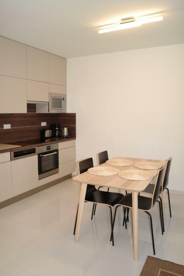 Holiday Apartman With Free Parking Дьєр Екстер'єр фото