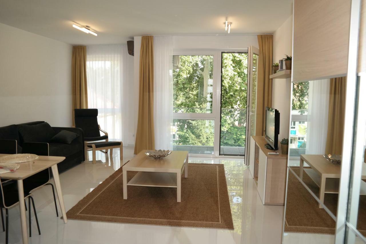 Holiday Apartman With Free Parking Дьєр Екстер'єр фото