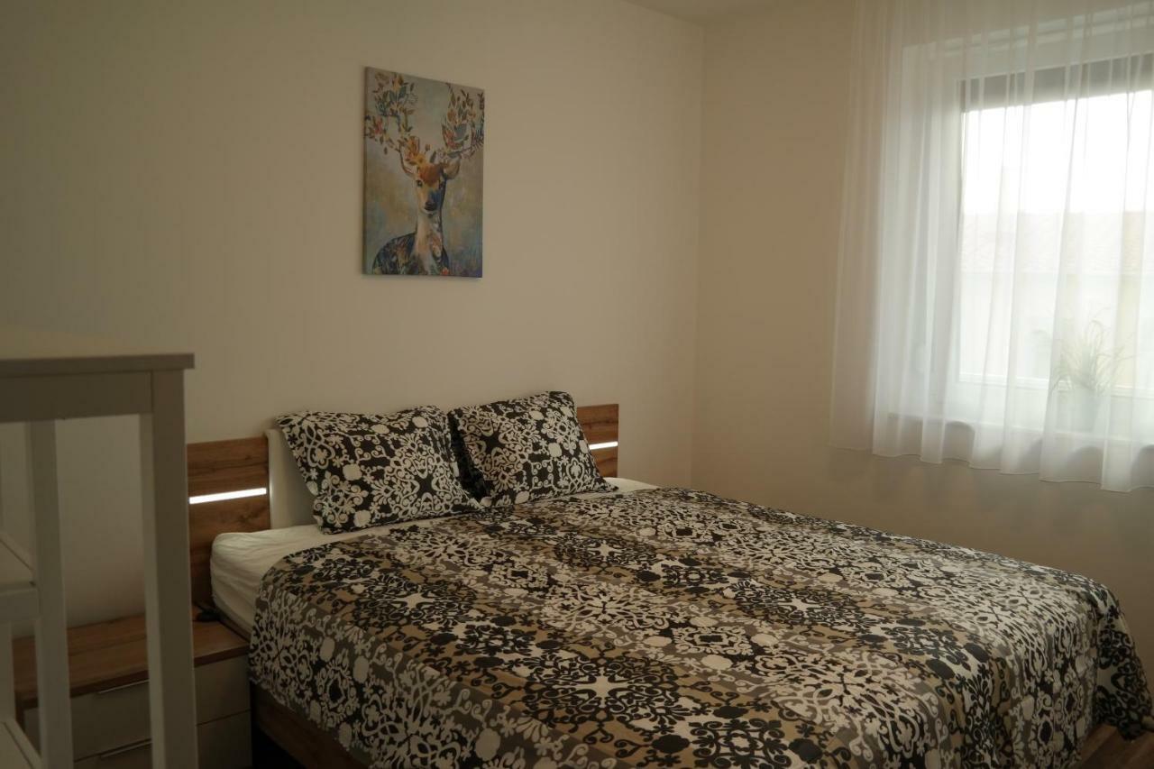 Holiday Apartman With Free Parking Дьєр Екстер'єр фото