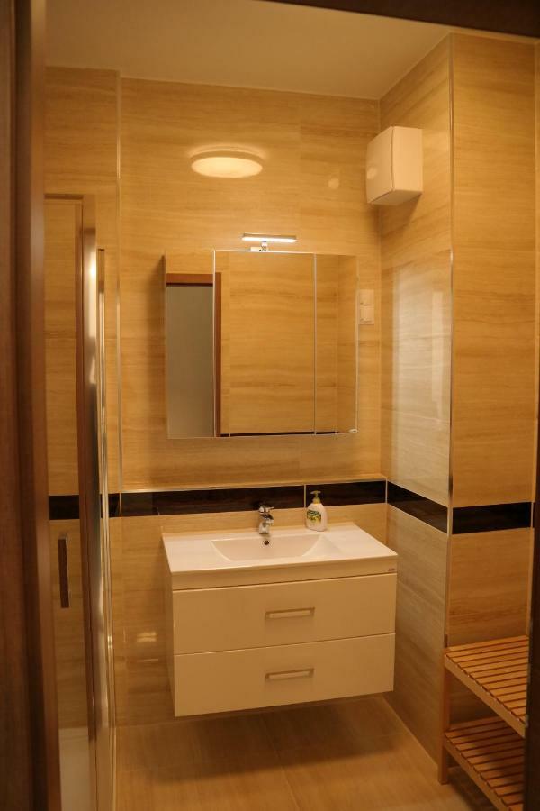 Holiday Apartman With Free Parking Дьєр Екстер'єр фото