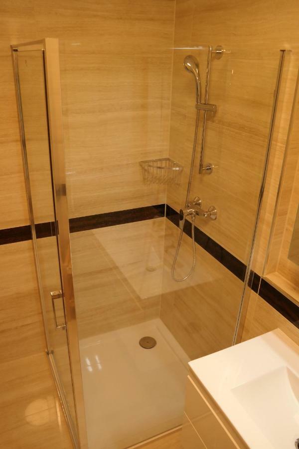 Holiday Apartman With Free Parking Дьєр Екстер'єр фото